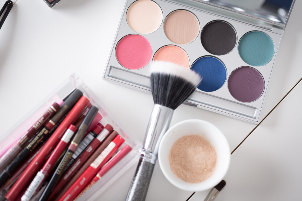 Lidschattenfarbe, Pinsel, Puder, Lippenkonturenstifte für Schminkkurs